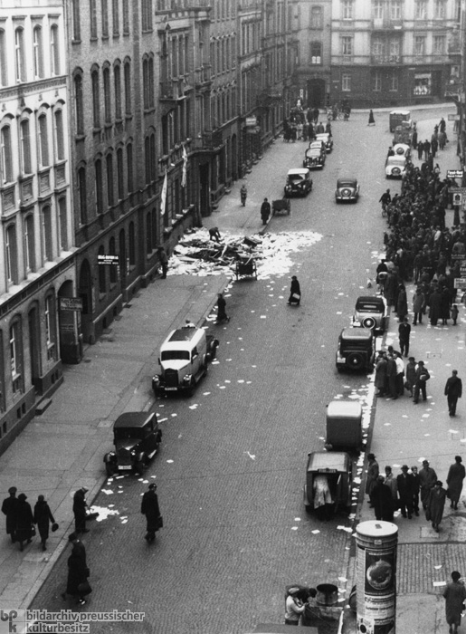 Am Morgen nach der Kristallnacht in Kassel: Das geplünderte und zerstörte jüdische Gemeindehaus (10. November 1938)